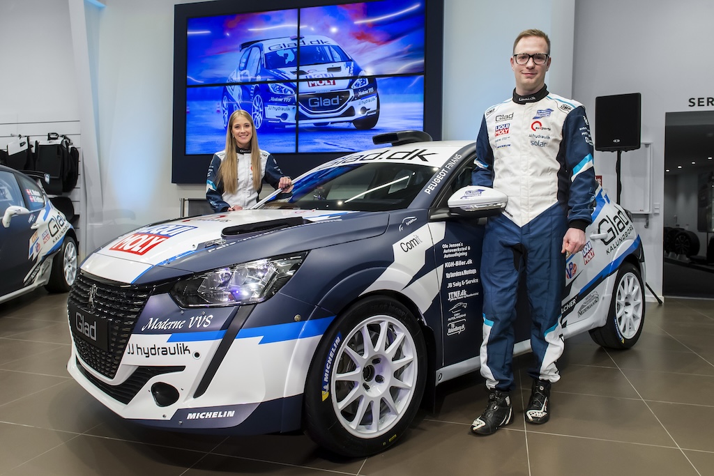 Karriereglimt - Line og Jacob – 2022: Da Glad Sport i marts 2022 præsenterede sit setup i bilhuset i Kalundborg strålede Line Nedergaard og Jacob Madsen om kamp med deres nye Peugeot 208 Rally4.
(Foto: Jokum Tord Larsen)